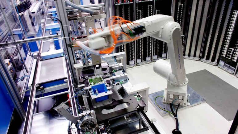 Robot ensuring a fully automatic process