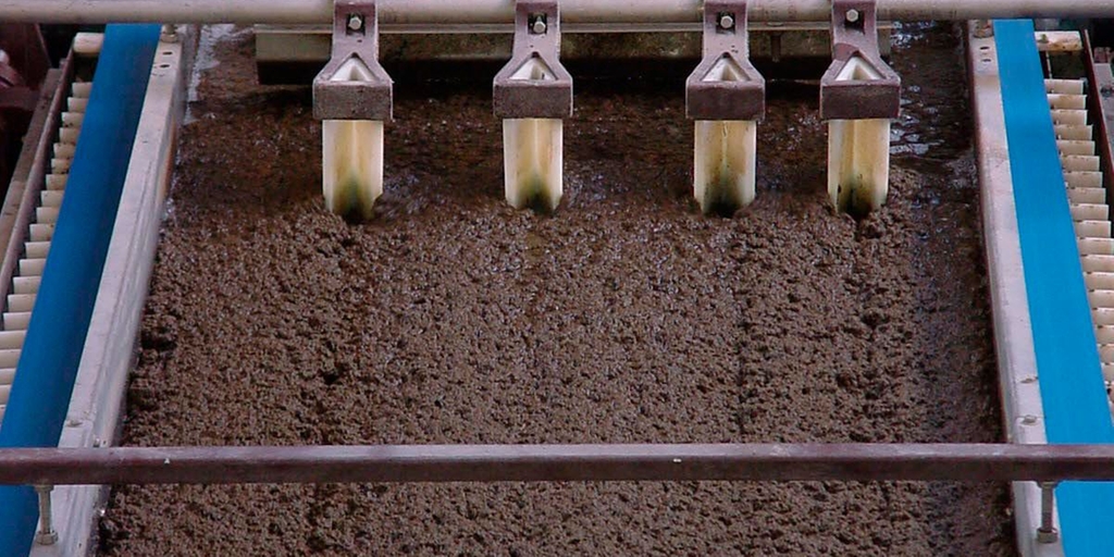 Band filter for dewatering sludge from a municipal wastewater plant. Band filter for dewatering sludge from a municipal wastewater plant.
